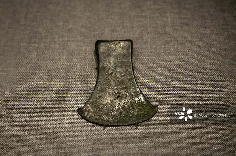 广西壮族自治区博物馆“古代文明陈列”展：铜钺（战国，1998年灵川县富足村岩洞葬出土）图片素材