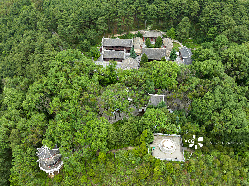 威宁夏天凤山寺上帝庙绿色青山绿水图片素材