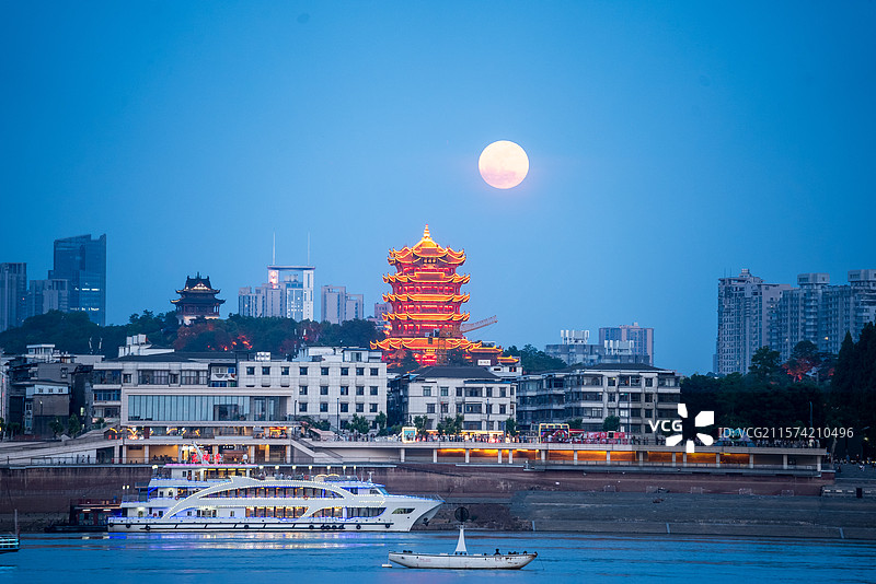 武汉长江两岸黄鹤楼月出图片素材