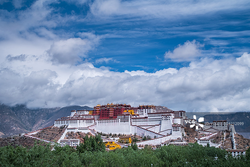 布达拉宫与流云图片素材