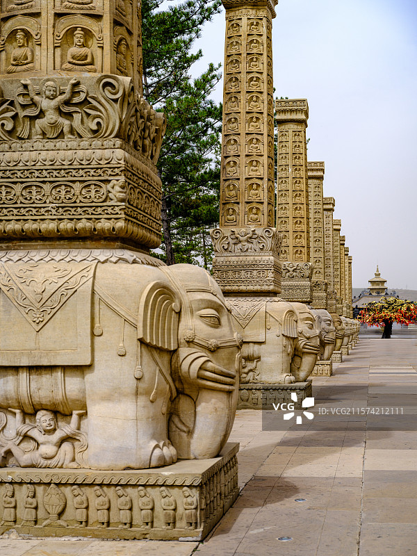 山西大同云冈石窟礼佛大道图片素材
