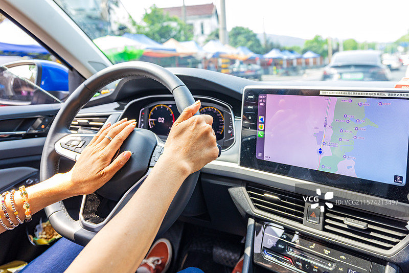 汽车里正在使用手机地图北斗卫星定位导航出发去旅行图片素材
