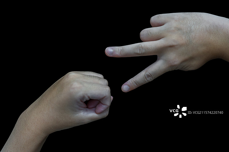 黑色背景手势动作之石头剪刀布游戏图片素材