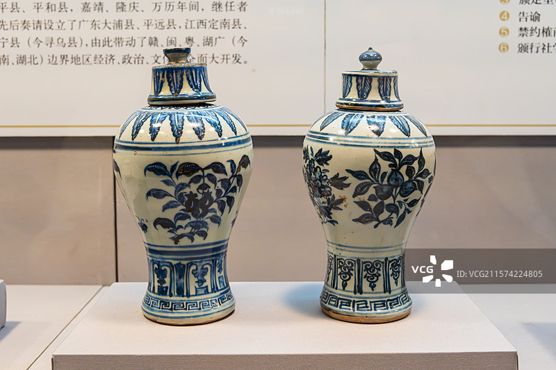 青花瓷瓶展示图片素材