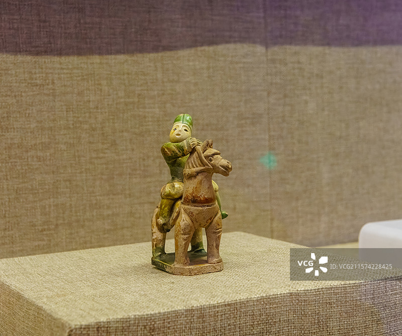 古代陶瓷工艺品，宋代，三彩骑马人物俑图片素材