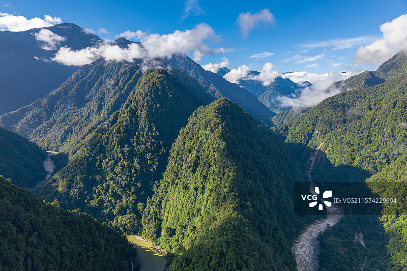 云南怒江州高黎贡山国家级自然保护区独龙江旅游区/独龙江景区马库村哈滂瀑布图片素材