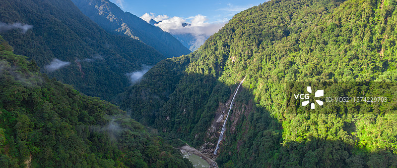云南怒江州高黎贡山国家级自然保护区独龙江旅游区/独龙江景区马库村哈滂瀑布图片素材