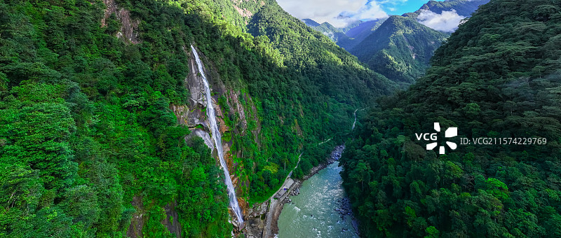 云南怒江州高黎贡山国家级自然保护区独龙江旅游区/独龙江景区马库村哈滂瀑布图片素材