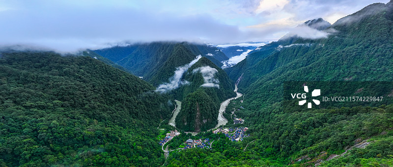 云南怒江州高黎贡山国家级自然保护区独龙江旅游区/独龙江景区马库村独龙江大拐弯图片素材