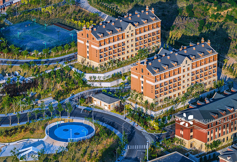 大连理工大学城市学院大学校园风光篮球场图片素材