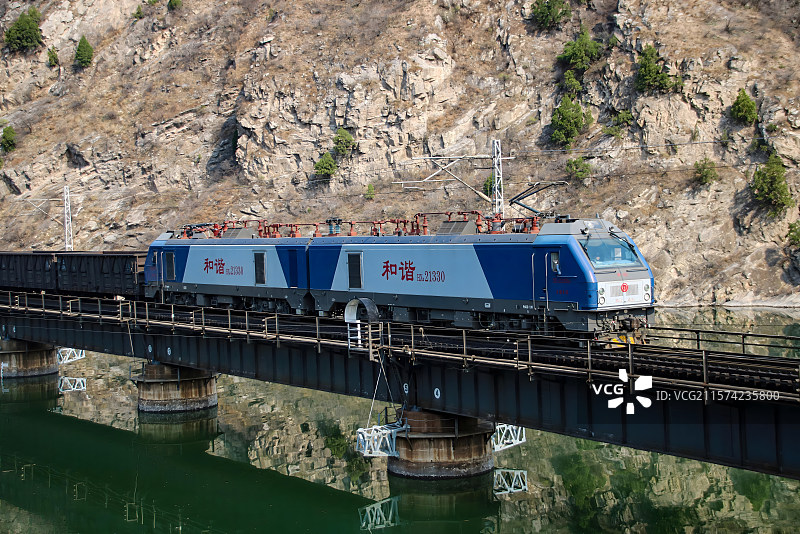 列车通过落坡岭图片素材