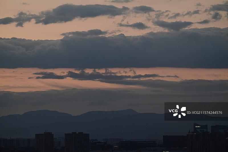 夕阳云海城市山图片素材