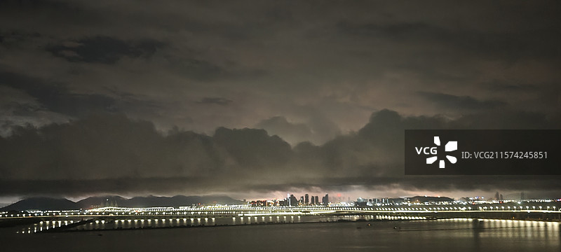 夜晚的海上云景图片素材