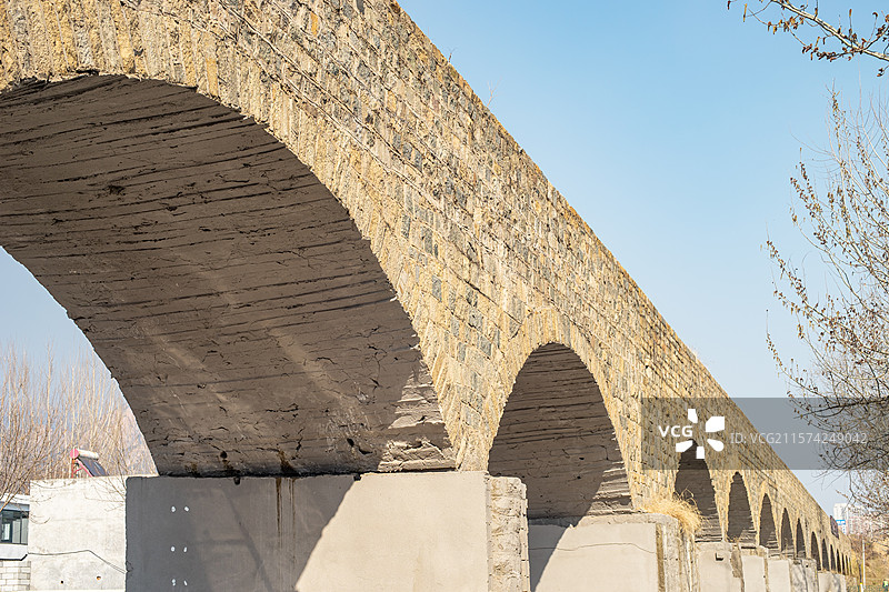 中国传统公共建筑拍摄主题，一个高大的水渠建筑，户外白昼无人图像摄影图片素材