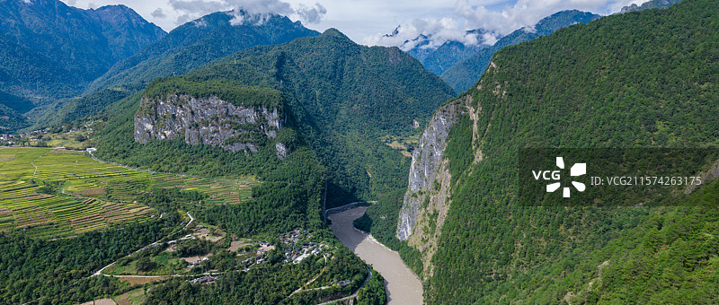 云南怒江州贡山县丙中洛镇丙中洛风景区石门关图片素材