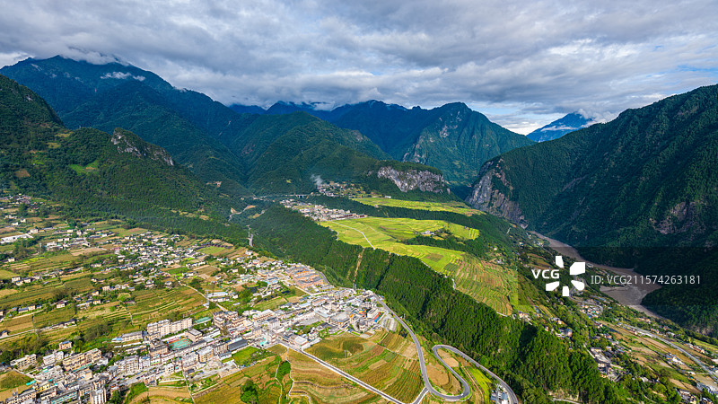 云南怒江州贡山县丙中洛镇丙中洛风景区石门关图片素材