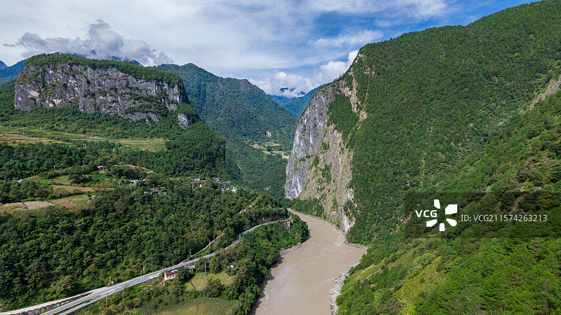云南怒江州贡山县丙中洛镇丙中洛风景区石门关图片素材