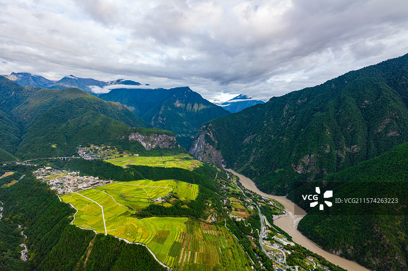 云南怒江州贡山县丙中洛镇丙中洛风景区石门关图片素材