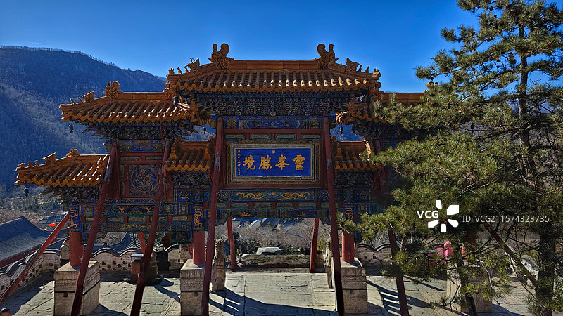 五台山菩萨顶位于灵鹫峰上，是最大喇嘛寺院，建筑富丽堂皇，具皇家特色，历史悠久，文化底蕴极为深厚。图片素材