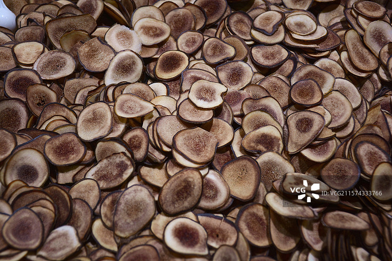 放在桌子上的食材与药品鹿茸片图片素材