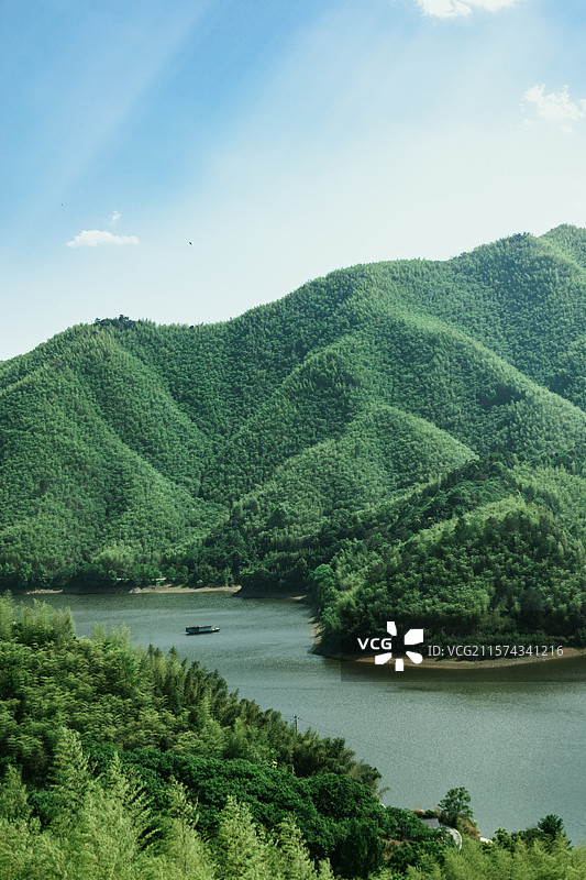 绿色湖泊户外安吉小杭坑俯拍图片素材