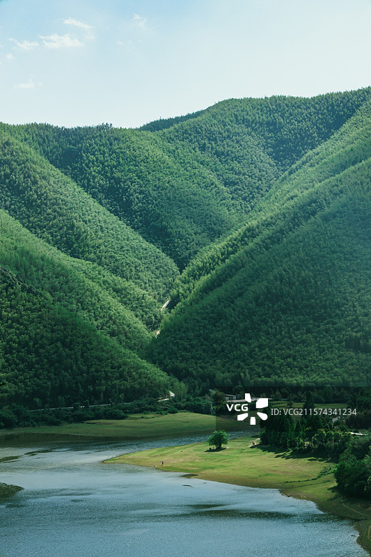 绿色湖泊户外安吉小杭坑俯拍图片素材