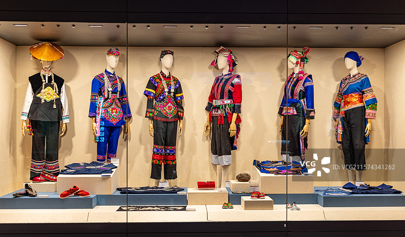 云南玉溪展览馆彝族服饰展示图片素材