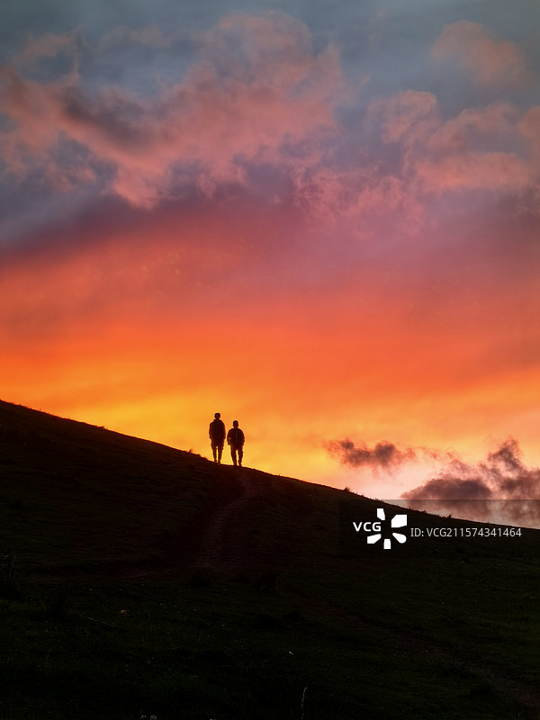 卓尔山日落下的人物剪影图片素材