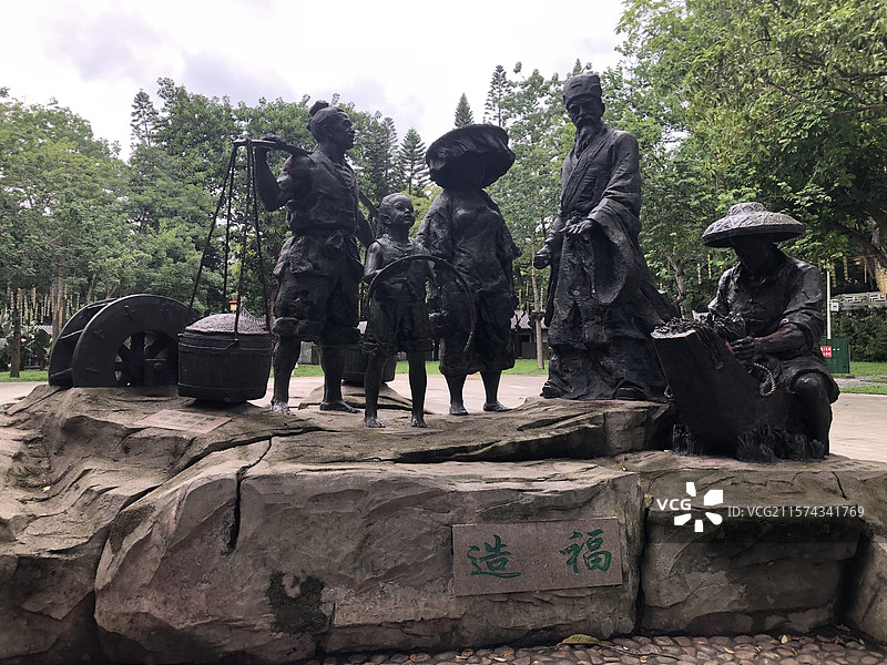 惠州西湖广场上的苏东坡与群众合影的造福雕塑图片素材