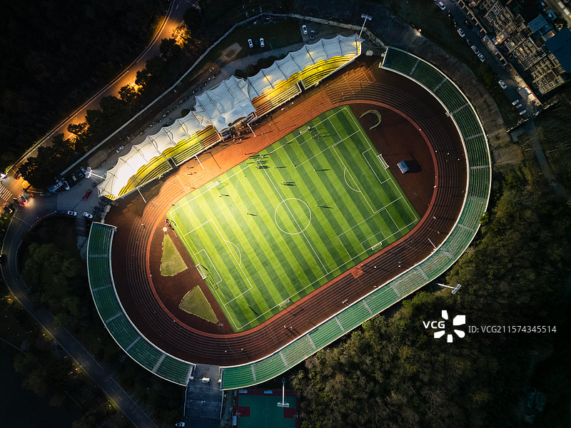 校园学生体育场夜景图片素材