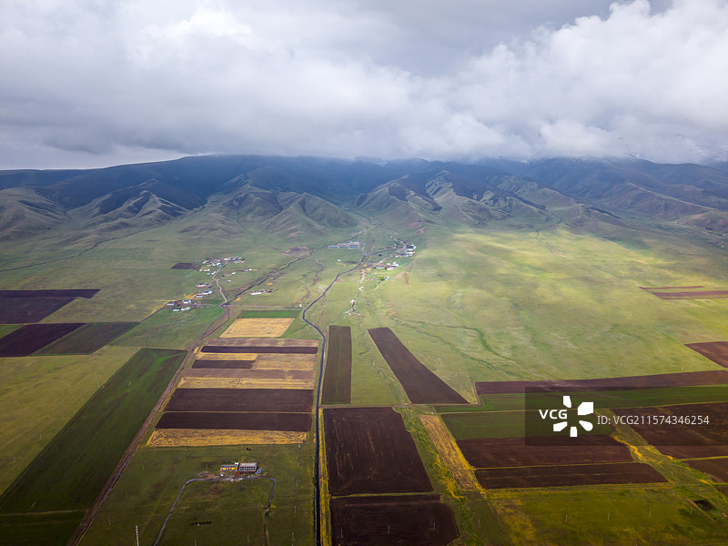 青海海西祁连山脉脚下的大规模农田草场农业图片素材