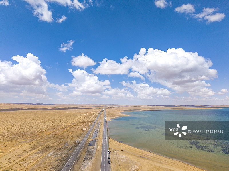 青海海西小柴旦湖蓝天白云碧绿湖水自然风景图片素材
