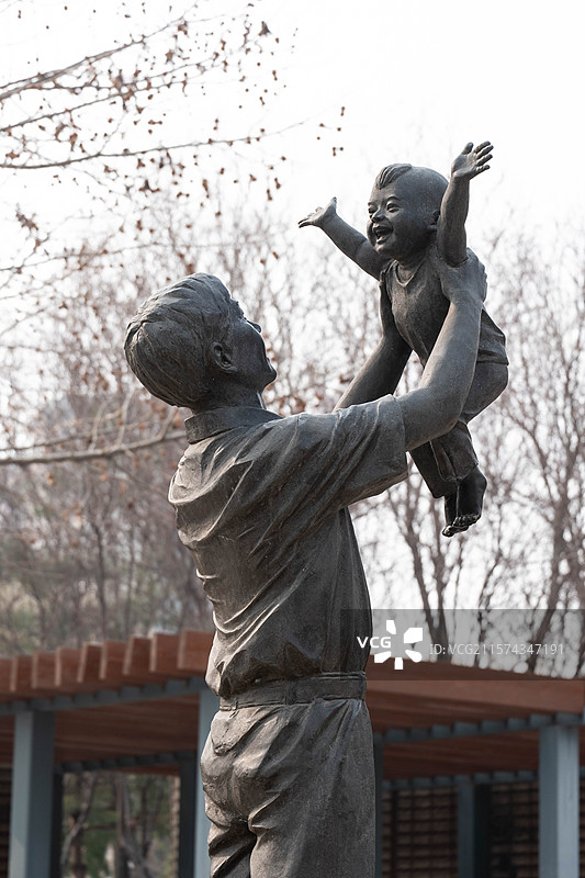 父亲节。父与子。父亲和儿子。爸爸孩子。父子情。铜像。雕塑图片素材