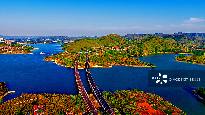 穿行于山水之间的青兰高速公路（拍摄于山东省沂源县天湖）图片素材