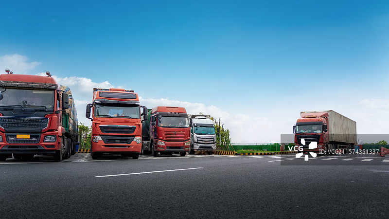 高速公路服务区停车场货运卡车特写图片素材