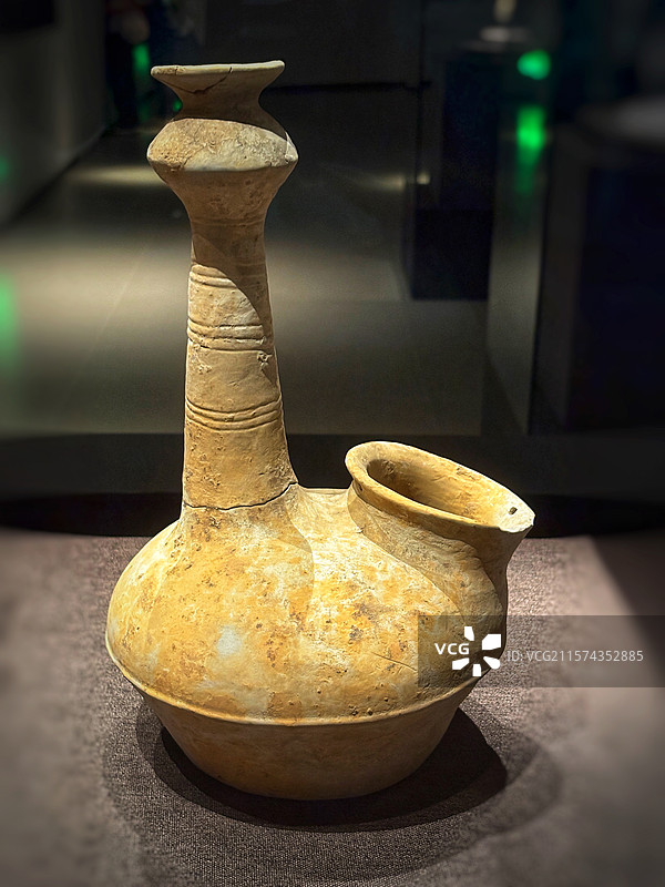 崧泽文化陶器群珍（提梁红陶盉/人面纹陶罐）｜杭州玉架山考古博物馆星斗特展图片素材