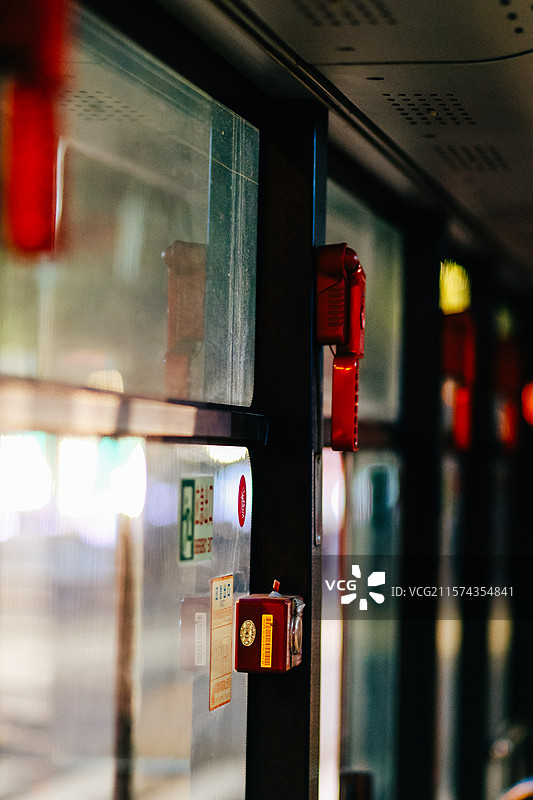 夜色中的公交车……图片素材