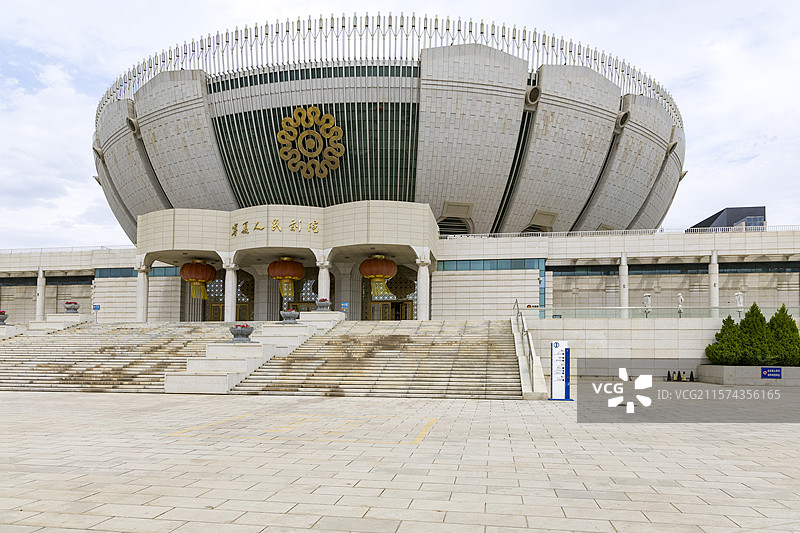 2025.6.13，宁夏人民剧院，汽车广告背景图。图片素材