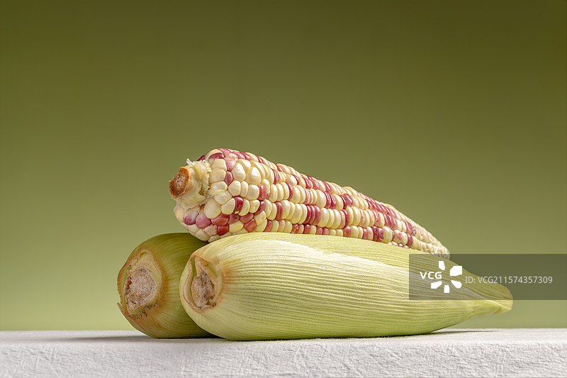 绿色背景下桌上玉米的特写镜头图片素材