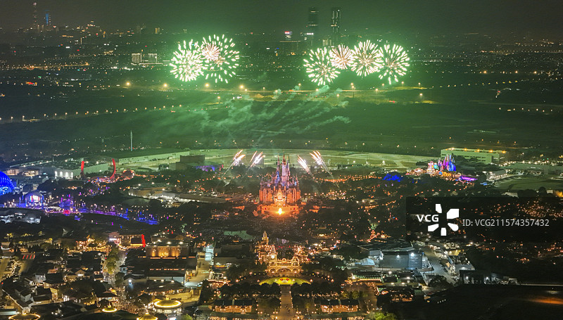 航拍上海迪士尼乐园烟火表演烟花秀奇梦之光幻影秀焰火晚会夜景建筑景观奇想花园奇幻城堡图片素材