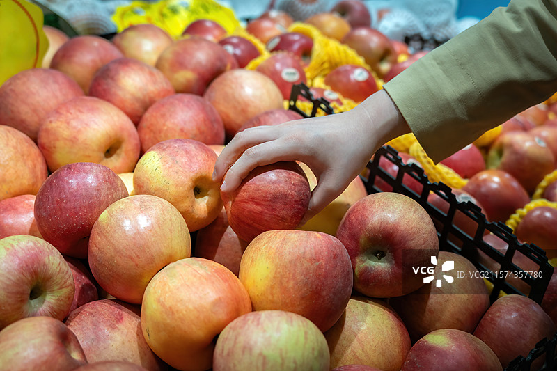 孩子的手挑选红苹果图片素材