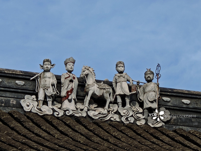 寒山寺屋顶上的师徒四人和白龙马图片素材