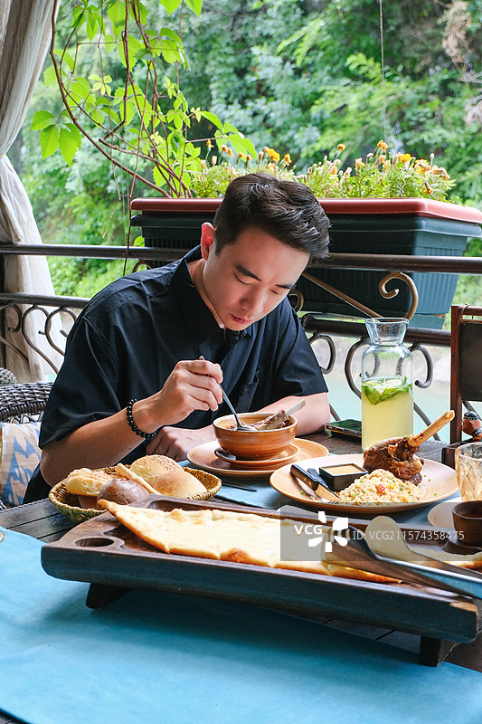 在乌兹别克斯坦风味餐厅享用午餐的男子图片素材