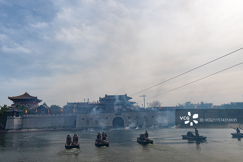 晴朗天气下拍摄河南开封清明上河园城墙图片素材