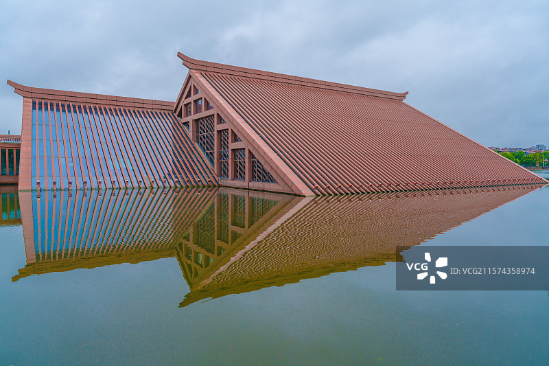 上海广富林文化遗址公园的古建筑和水中倒影图片素材