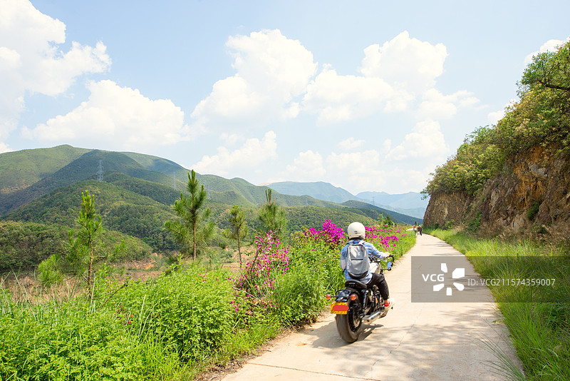 夏天山里摩托骑行图片素材