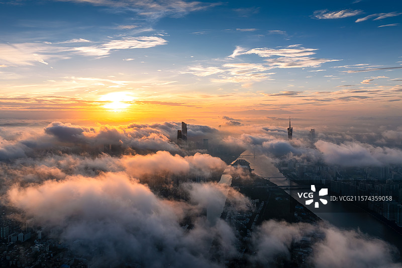 航拍云海朝阳与广州塔、珠江新城双塔图片素材