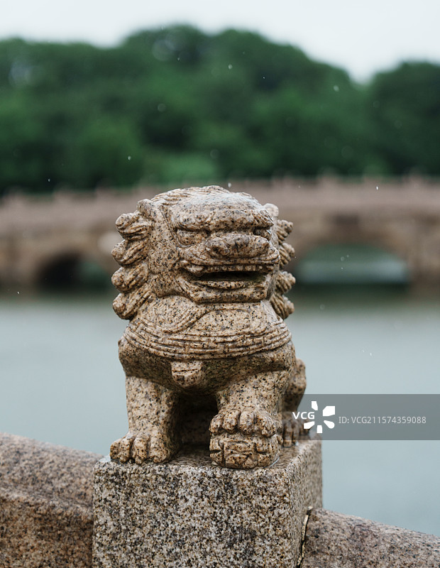 雨中古桥上的石狮图片素材