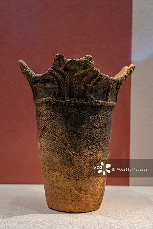 深圳博物馆展示日本，绳文时代后期，公元前2000-前1000年的文物波浪口缘深钵图片素材