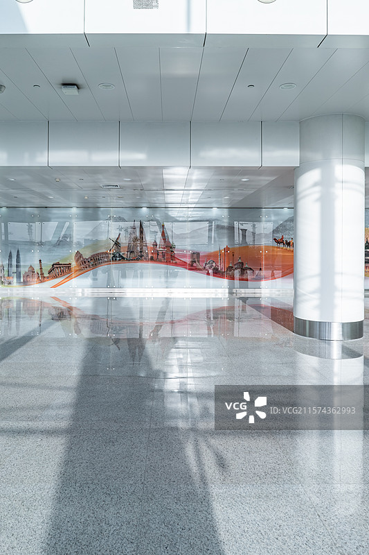 中国山东济南遥墙机场航站楼国际港澳台出发值机登机大厅候机室的通道和壁画，室内无人图像摄影图片素材